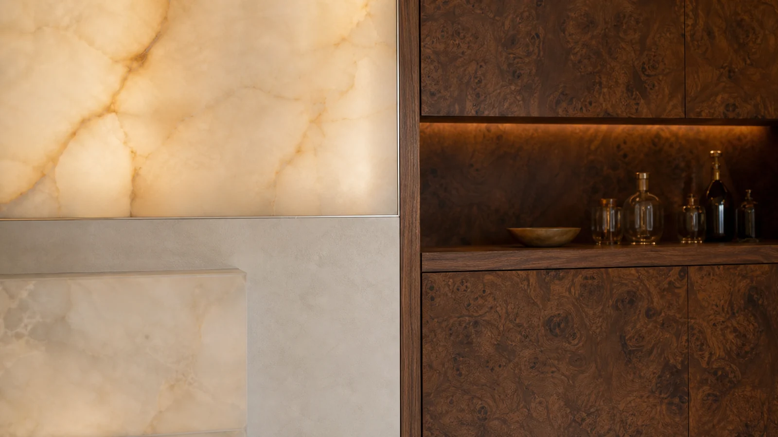 Lüks villa salonunda arkadan aydınlatılmış alabaster taş panel ile ceviz kökü kaplama marangozluğun gölge derzli birleşimi